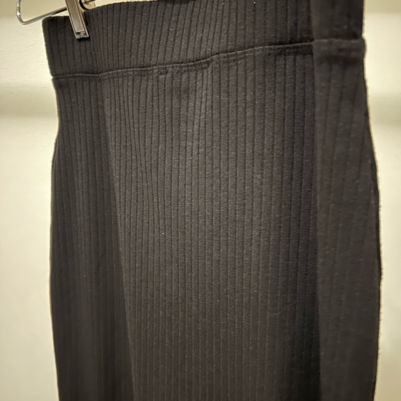 Ribbed midi length black skirt - Picture 3 of 3